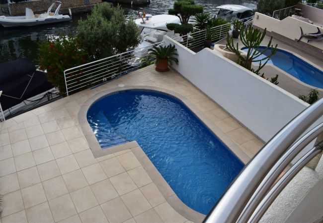 Casa en Empuriabrava - Hermosa casa moderna con piscina y amarre privado-306