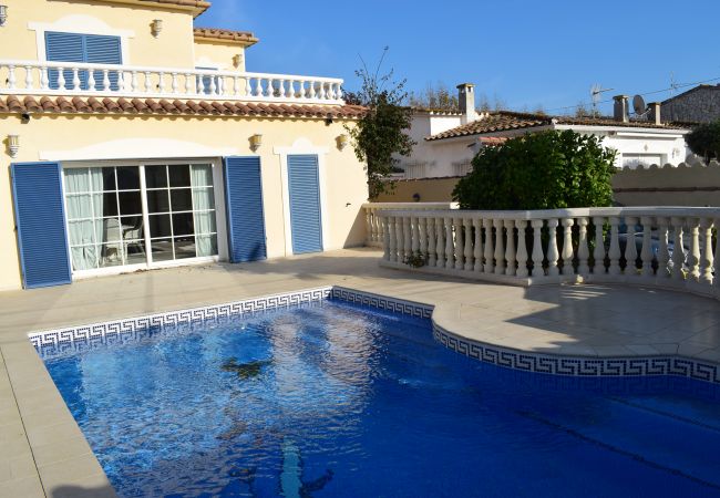 Casa en Empuriabrava - Casa individual para 6 personas con pìscina y jardín-wifi-385