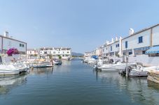 Ferienhaus in Empuriabrava - 195-Schönes Haus am Kanal mit privatem Anlegeplatz
