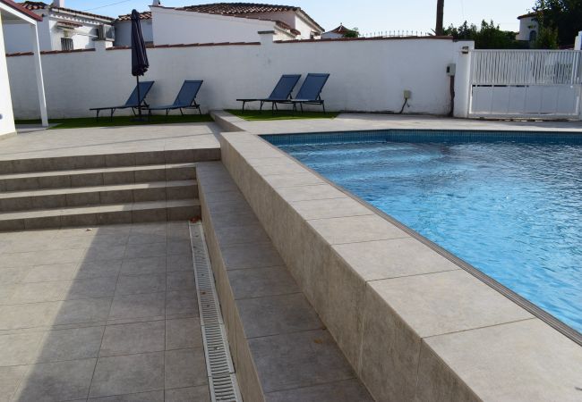 Ferienhaus in Empuriabrava - 381-Schönes modernes Haus mit privatem Pool