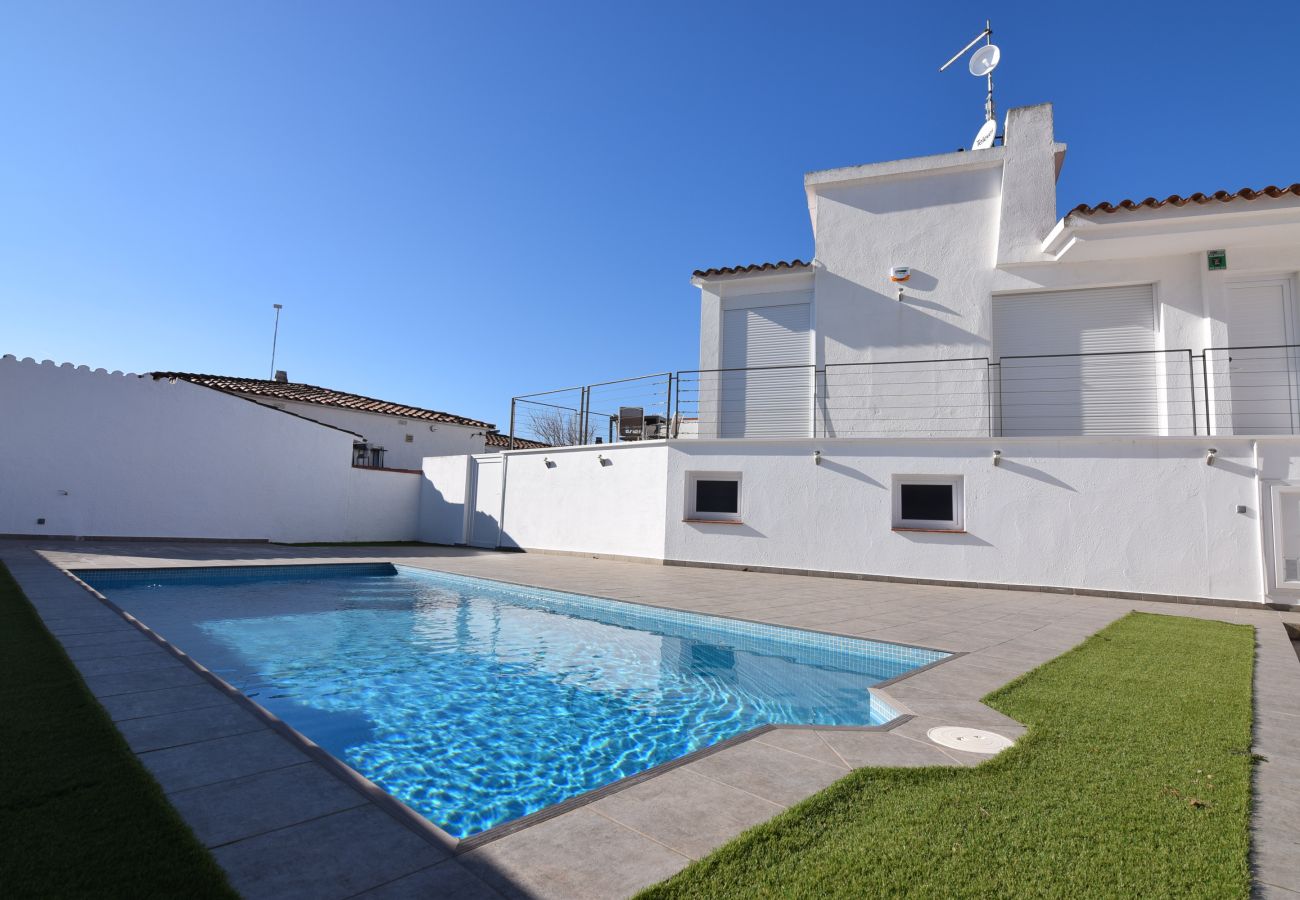 Ferienhaus in Empuriabrava - 382-Schönes modernes Haus mit privatem Pool