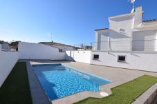 Ferienhaus in Empuriabrava - 382-Schönes modernes Haus mit privatem Pool