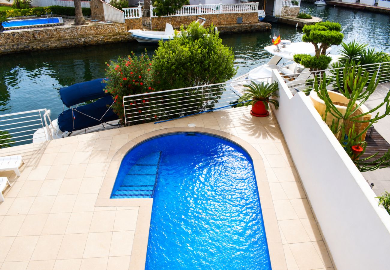 Ferienhaus in Empuriabrava - 306-Wunderschönes modernes Haus mit Pool und privatem Bootsanlegeplatz