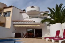 Ferienhaus in Empuriabrava - 306-Wunderschönes modernes Haus mit Pool und privatem Bootsanlegeplatz