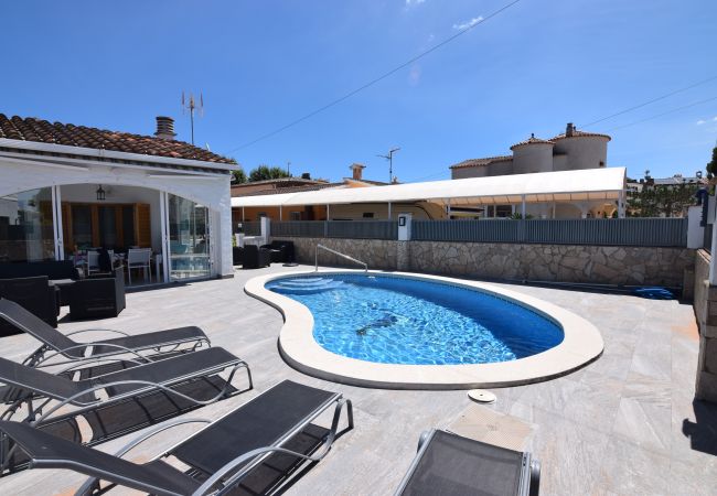 Ferienhaus in Empuriabrava - 386 – Schönes Haus mit Pool