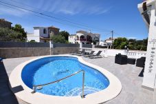 Ferienhaus in Empuriabrava - 386 – Schönes Haus mit Pool