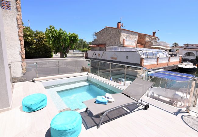 Villa in Empuriabrava - 392 – Empuriabrava, moderne Villa am Kanal mit 10-m-Liegeplatz, Whirlpool und WLAN.