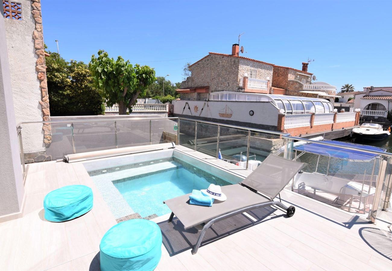 Villa in Empuriabrava - 392 – Empuriabrava, moderne Villa am Kanal mit 10-m-Liegeplatz, Whirlpool und WLAN.