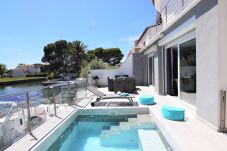 Villa in Empuriabrava - 392 – Empuriabrava, moderne Villa am Kanal mit 10-m-Liegeplatz, Whirlpool und WLAN.