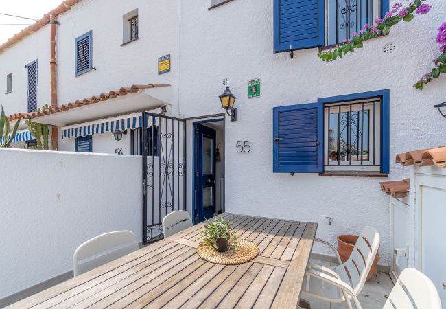 House in Empuriabrava - 195-Beautiful canal house with private mooring for rent, with parking and wifi in Empuriabrava