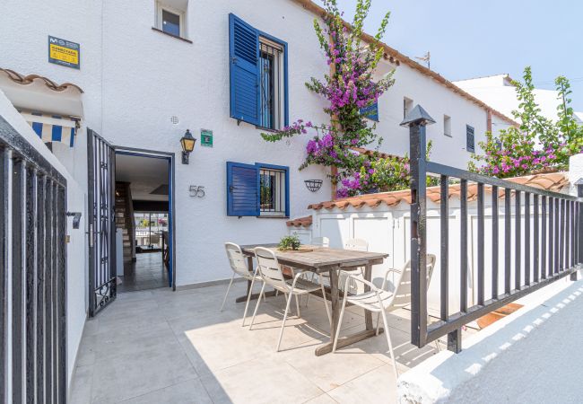 House in Empuriabrava - 195-Beautiful canal house with private mooring for rent, with parking and wifi in Empuriabrava