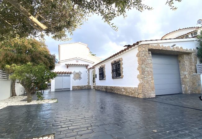 House in Empuriabrava - Beautiful house on the canal with private mooring of 14m-350
