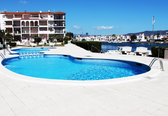 Apartment in Empuriabrava - Nice Apartment with view on the canal and with community pool -062