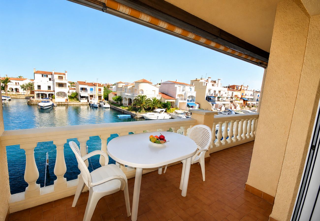Apartment in Empuriabrava - 321-Beautiful flat with private parking and views to the marina close to the centre and the beach.