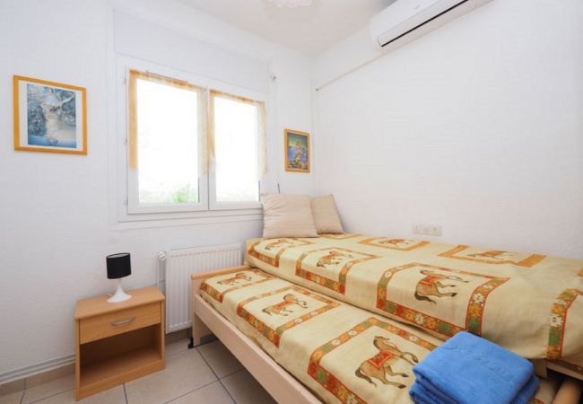 House in Empuriabrava - Nice house on the canal with 2 private moorings, pool and wifi-354