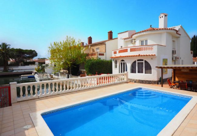 House in Empuriabrava - Nice house on the canal with 2 private moorings, pool and wifi-354