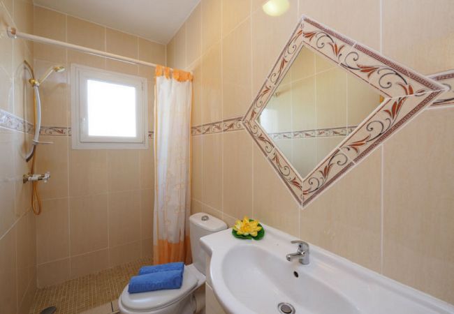 House in Empuriabrava - Nice house on the canal with 2 private moorings, pool and wifi-354