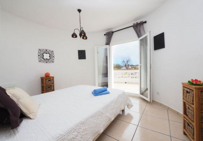 House in Empuriabrava - Nice house on the canal with 2 private moorings, pool and wifi-354
