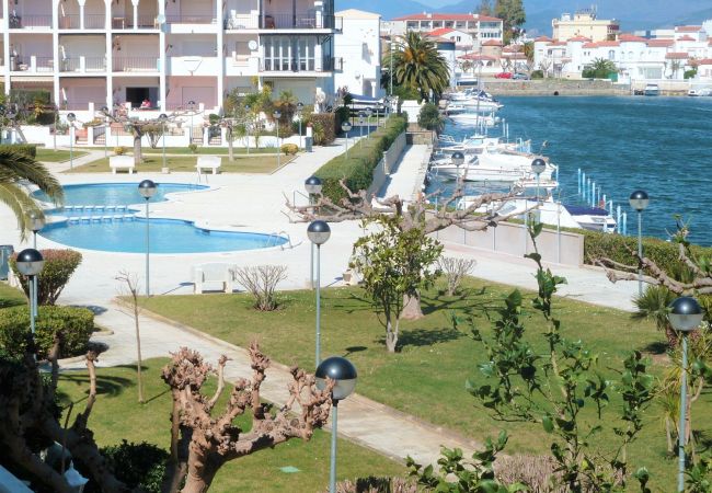 Apartment in Empuriabrava - Apartment with ,terrace and pool-232