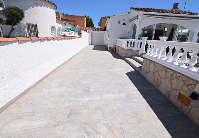 House in Empuriabrava - 386-Beautiful house with pool 