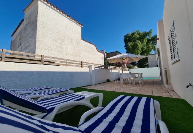 House in Empuriabrava - Very Up to date house of high standing for 6/8 persons with private pool wifi-389