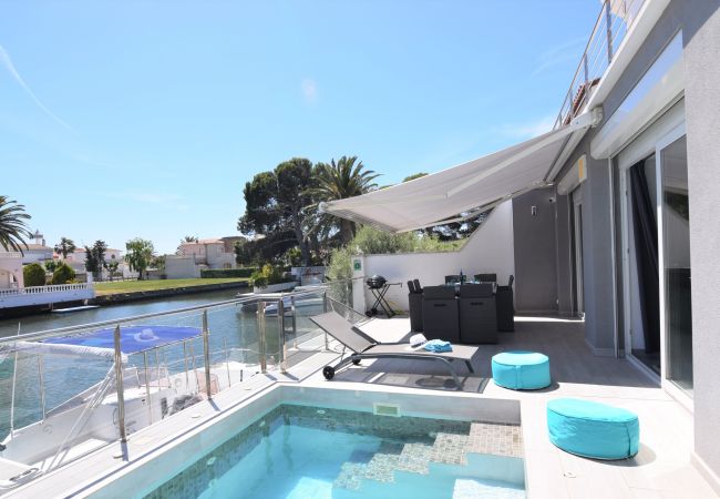 Villa in Empuriabrava - Empuriabrava, very up to date house on the canal , with mooring 10 mts, jacuzzi and wifi-392