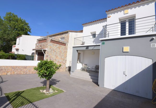 Villa in Empuriabrava - Empuriabrava, very up to date house on the canal , with mooring 10 mts, jacuzzi and wifi-392