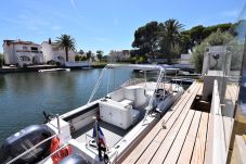 Villa in Empuriabrava - 392-Empuriabrava, very up to date house on the canal , with mooring 10 mts, jacuzzi and wifi