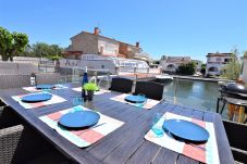 Villa in Empuriabrava - 392-Empuriabrava, very up to date house on the canal , with mooring 10 mts, jacuzzi and wifi