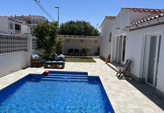 House in Empuriabrava - 398-Nice house with private pool 