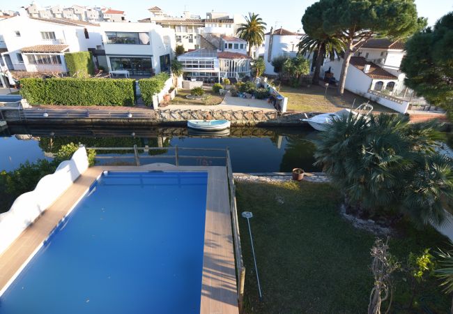 House in Empuriabrava - Nice house with pool  mooring and wifi-399