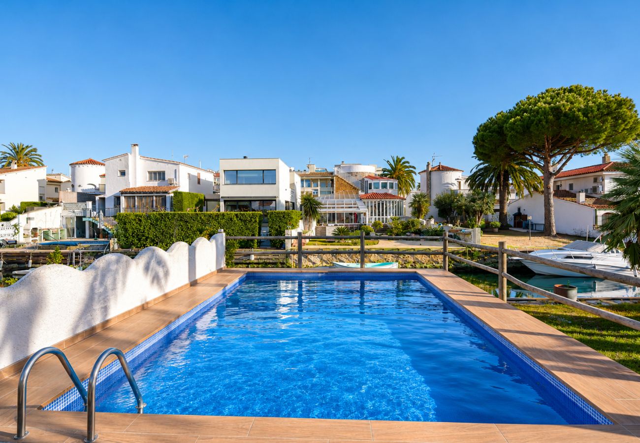 House in Empuriabrava - 399-Nice house with pool  mooring and wifi