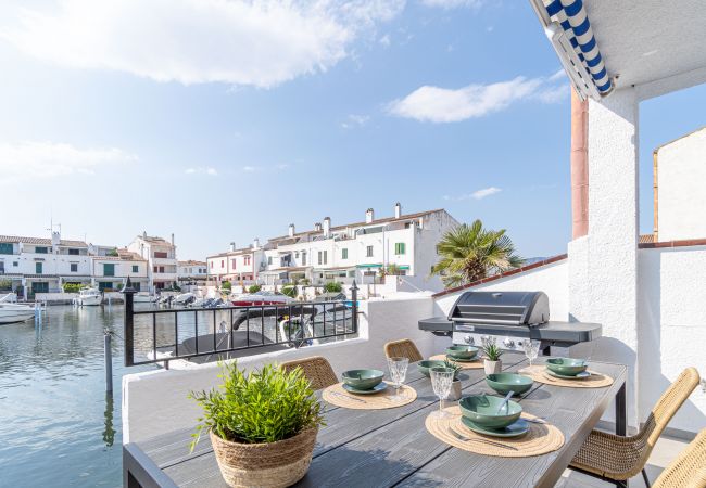 House in Empuriabrava - 405-Beautiful house on the canal with private mooring for rent with parking and wifi in Empuriabrava