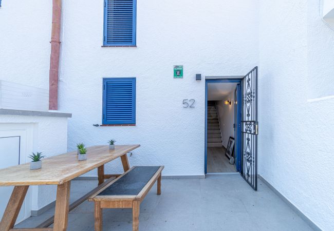 House in Empuriabrava - 405-Beautiful house on the canal with private mooring for rent with parking and wifi in Empuriabrava