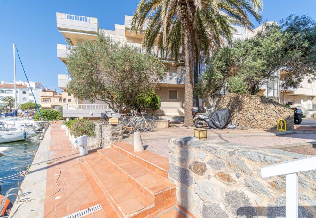 Apartment in Empuriabrava - 403-A-Beautiful flat with canal view and swimming pool