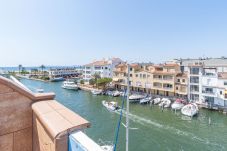 Apartment in Empuriabrava - 403-A-Beautiful flat with canal view and swimming pool