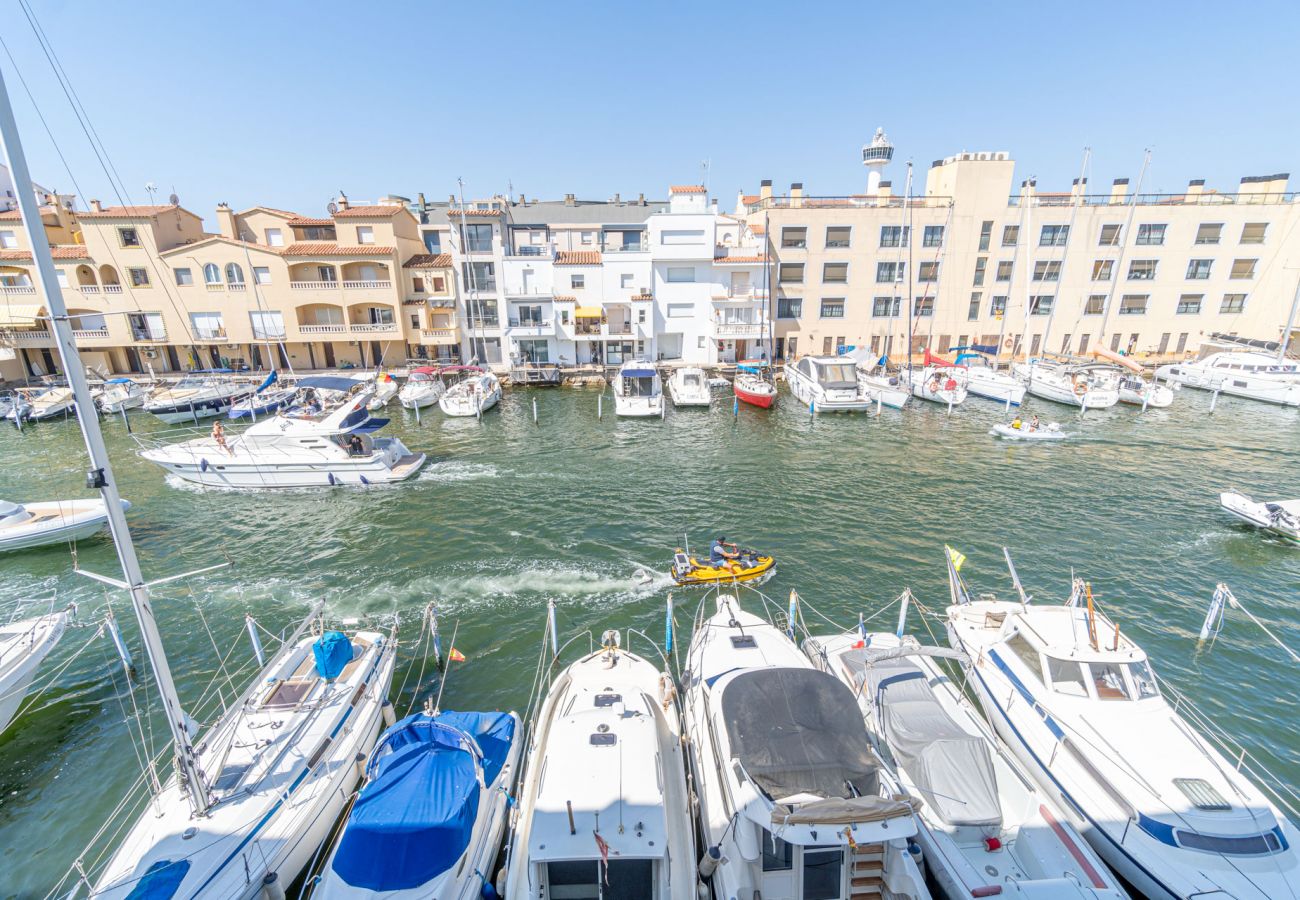Apartment in Empuriabrava - 403-Beautiful flat with canal view 