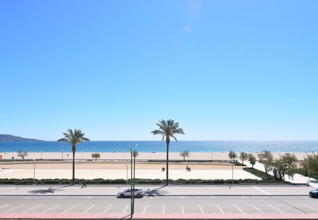  in Empuriabrava - Apartment in front of the beach -ref 415