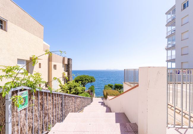 Apartment in Rosas / Roses - Apartment in first line of the sea with parking , pool and sea's view-416