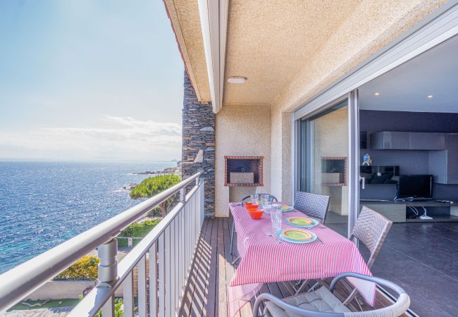 Apartment in Rosas / Roses - Apartment in first line of the sea with parking , pool and sea's view-416