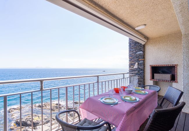 Apartment in Rosas / Roses - Apartment in first line of the sea with parking , pool and sea's view-416