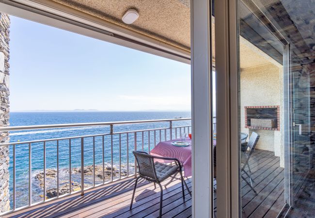  in Rosas / Roses - 416-Apartment in first line of the sea with parking , pool and sea's view