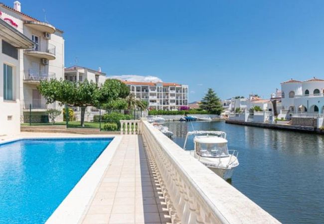 Apartment in Empuriabrava - Apartment with view on marina , pool and parking-224