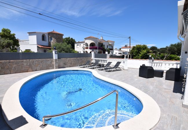 Maison à Empuriabrava - 386-Belle maison avec piscine