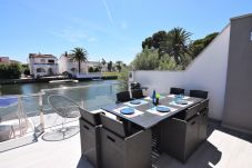 Villa à Empuriabrava - 392-Empuriabrava, villa moderne sur le canal avec amarre de 10 mts, jacuzzi et wifi